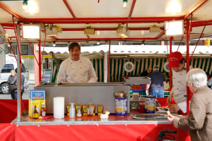 Reibekuchen Heinz auf dem Kölner Wochenmarkt
